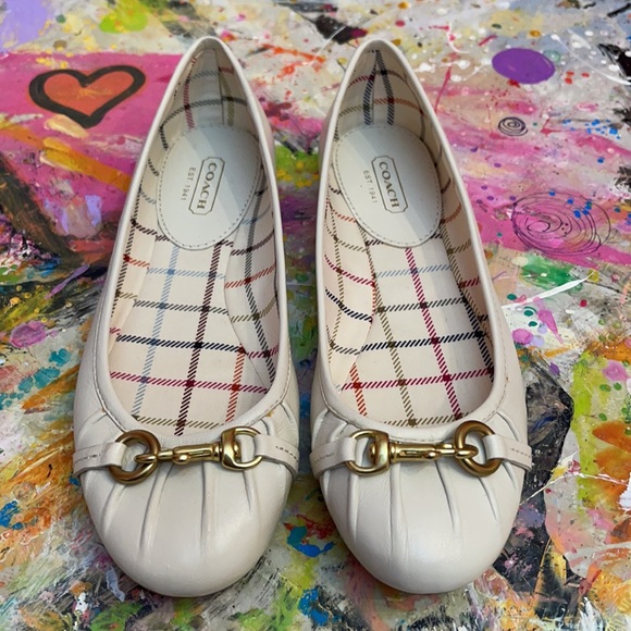 COACH Leona Cream Flats with gold hardware 6B - Picture 2 of 8